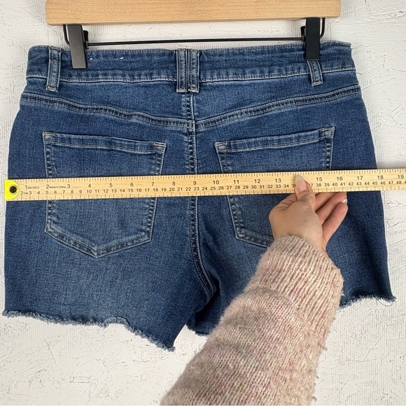 Maurice’s Denim Blue Women's Shorts with Pearl Accents Stretchy Mid Rise Sz 10 - Picture 4 of 9